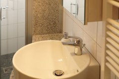 Wohnung1-Waschbecken-Dusche
